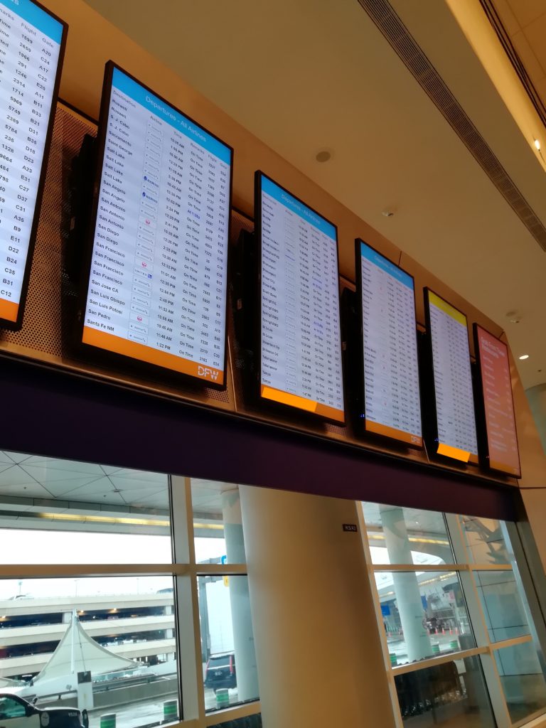 ダラスフォートワース国際空港　電光掲示板の外観
